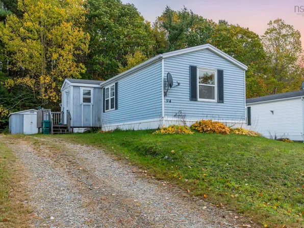 94 Commission St, Shelburne, NS B0T 1W0