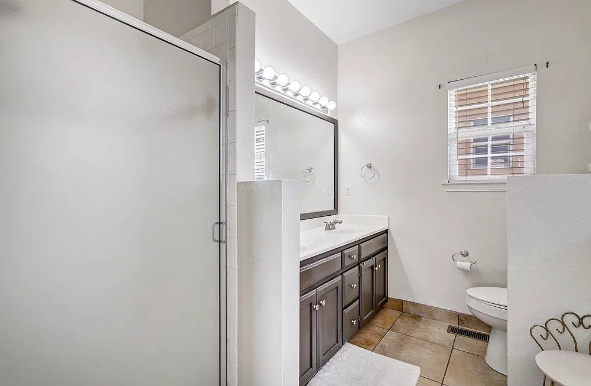 4 bed, 2.5 bath, 1911 sqft, $2,700 — Photo 3