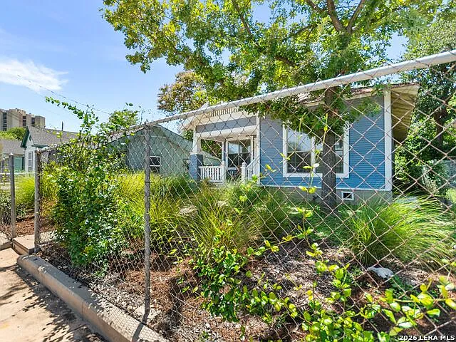 2213 N Flores St — Photo 40