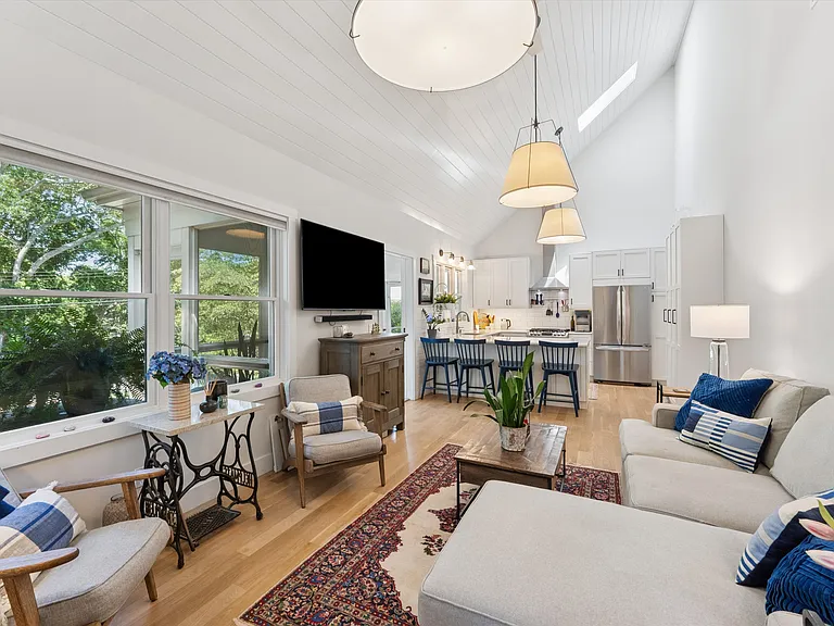 104 Lake Dr — Photo 4