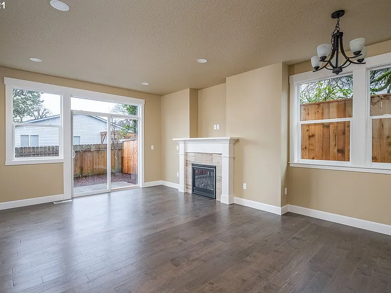 9126 N Seward Ave — Photo 24