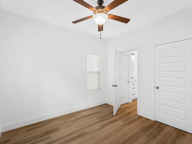 530 Raymond St — Photo 13