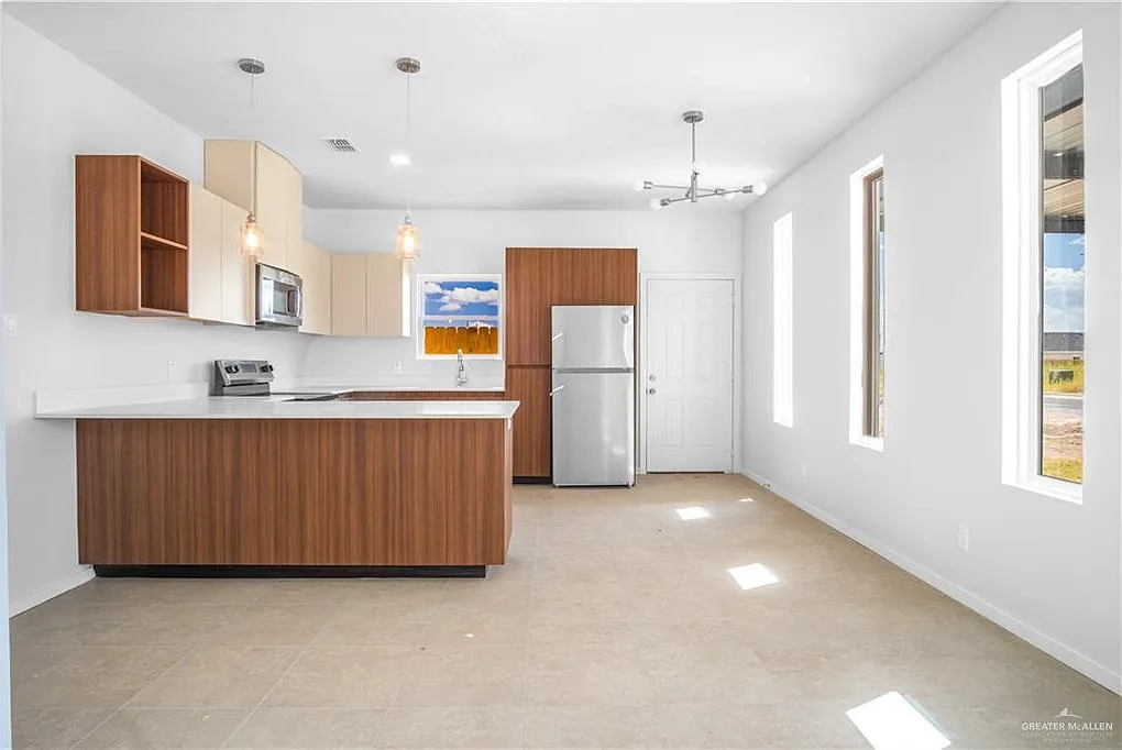 2 bed, 2.0 bath, 4000 sqft, $1,100 — Photo 4