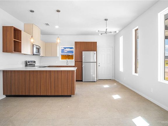 4th image of 704 N Alexandrite Ave #1