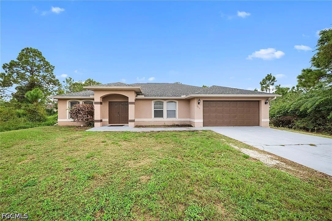 3 bed, 2.0 bath, 2007 sqft, $1,900 — Photo 1
