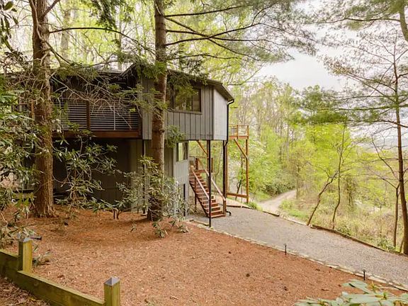 Side view of house, this is the lower driveway with separate entrance to downstairs and basement. There's an upper circle driveway as well, plenty of parking space