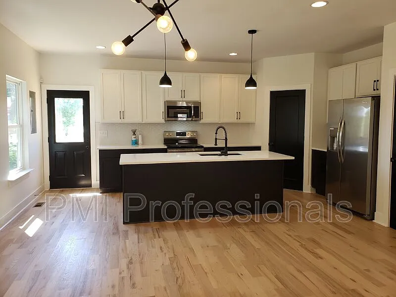3 bed, 3.0 bath, 1554 sqft, $1,949 — Photo 3