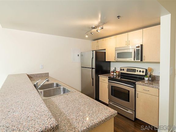 4th image of 425 W Beech St Unit 902