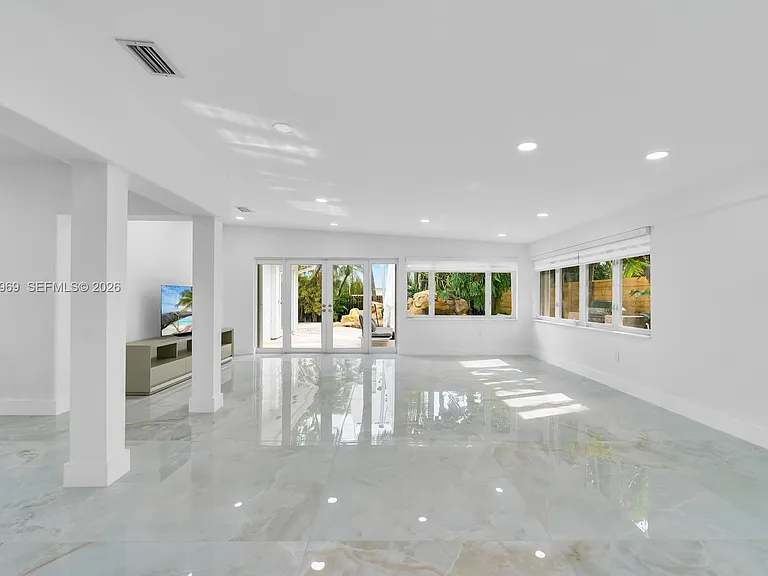 200 N Hibiscus Dr — Photo 16