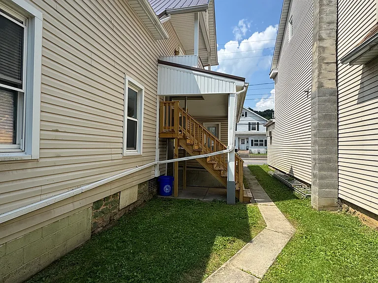 522 W 4th St #2 — Photo 12
