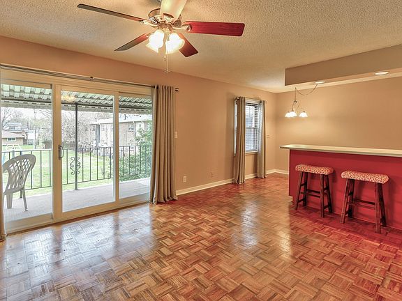 3rd image of 224 Hampton Dr