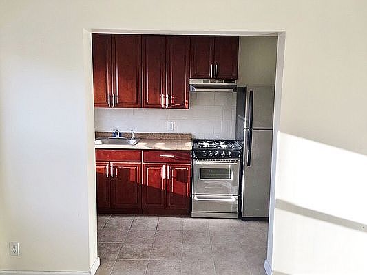 5th image of 2128 29th St #3F