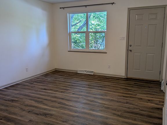 Living room (front door)