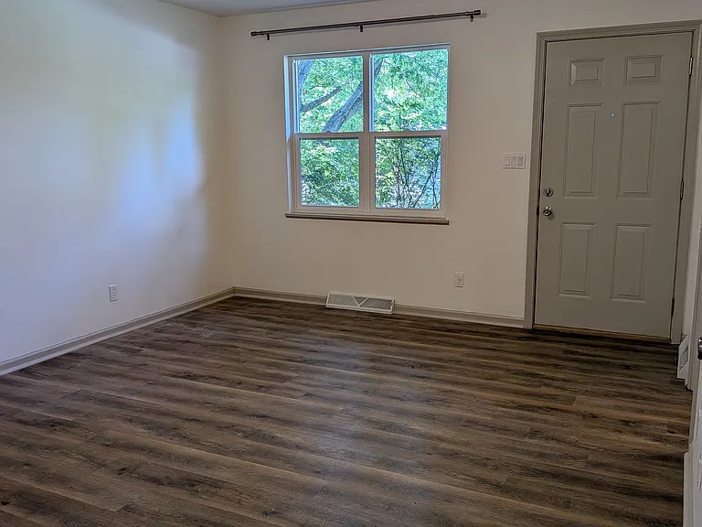 Living room (front door)