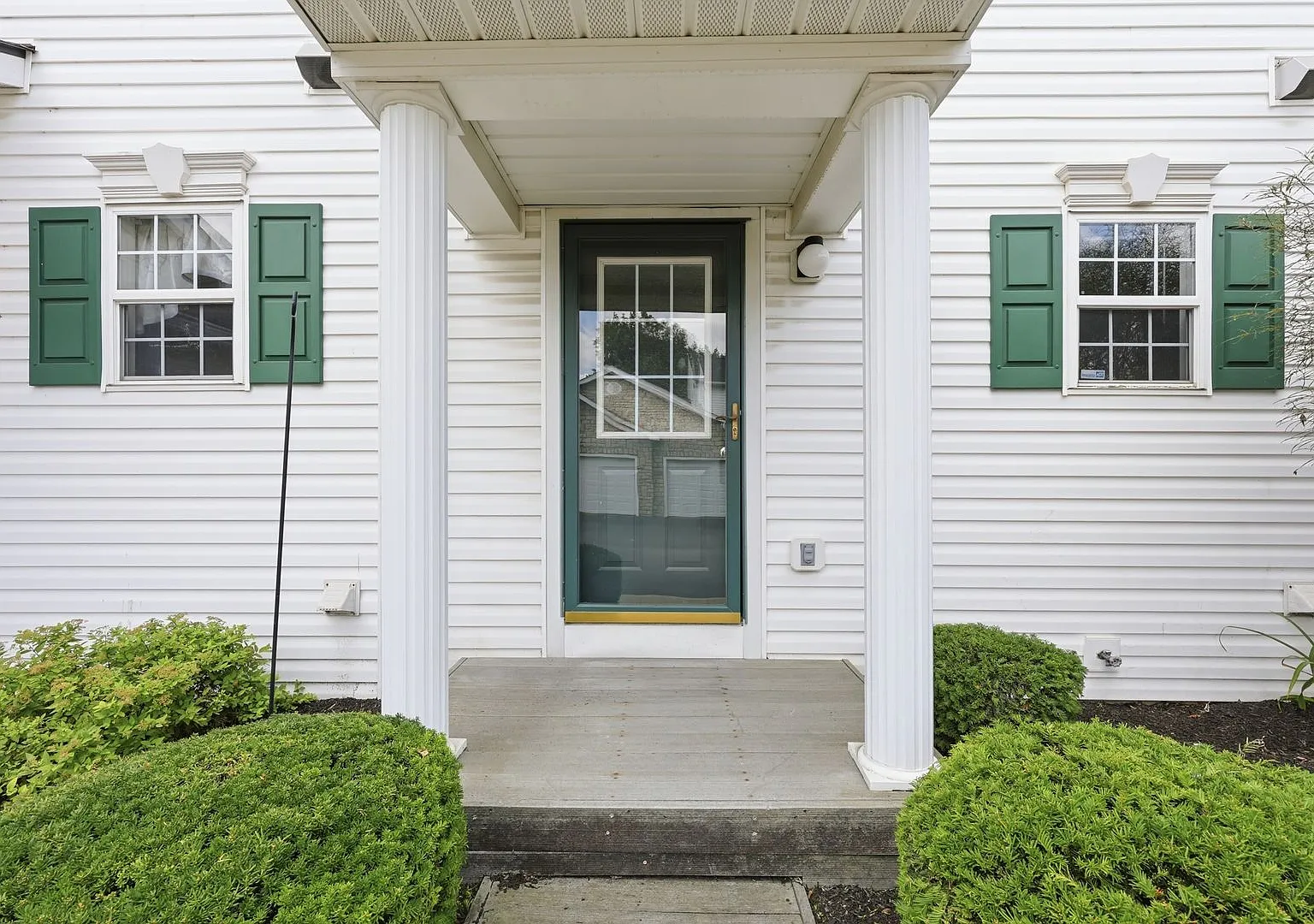 4659 Parrau Dr — Photo 2
