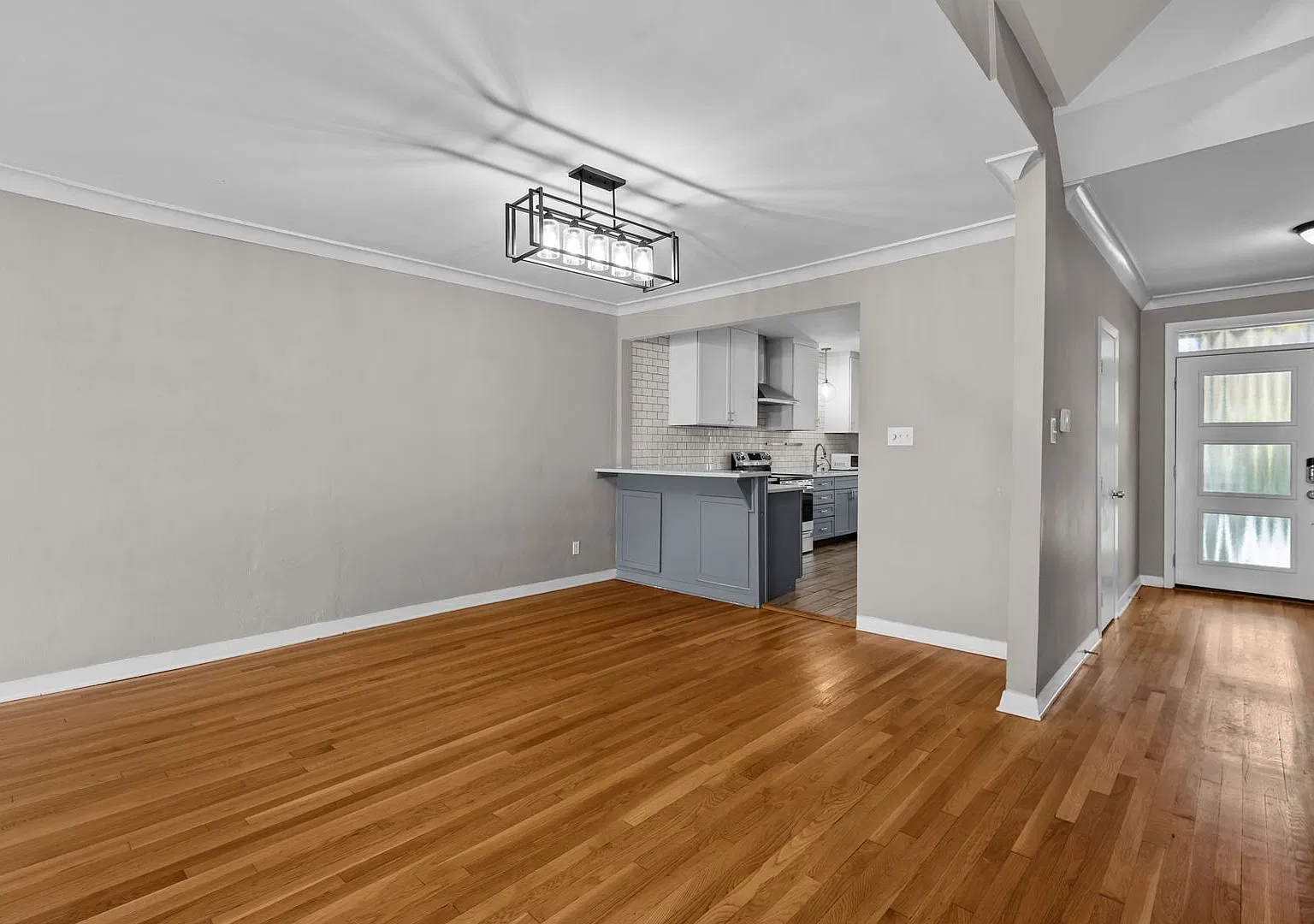 Spacious 4-Bedroom End-Unit Home with 2 Master Suites. — Photo 3