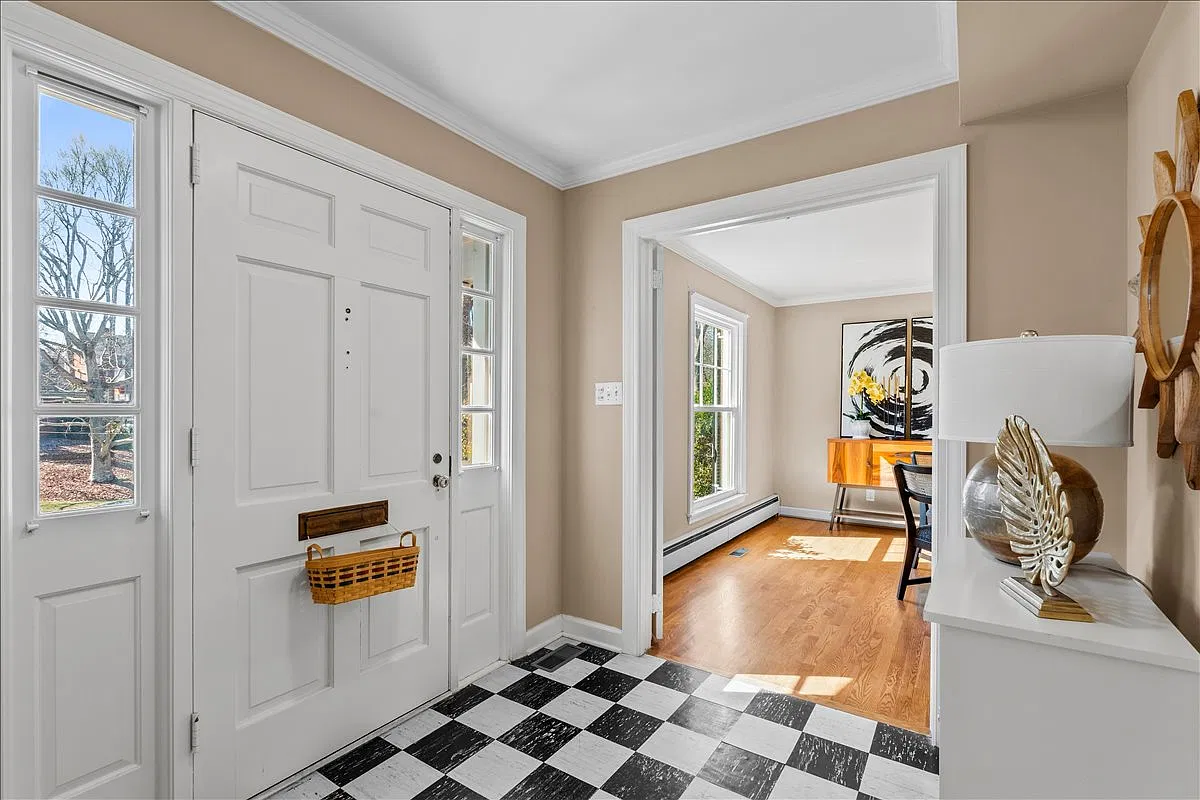 5 bed, 3.5 bath, 3744 sqft, $3,800 — Photo 3