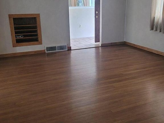 2nd image of 16 Bellmore Rd
