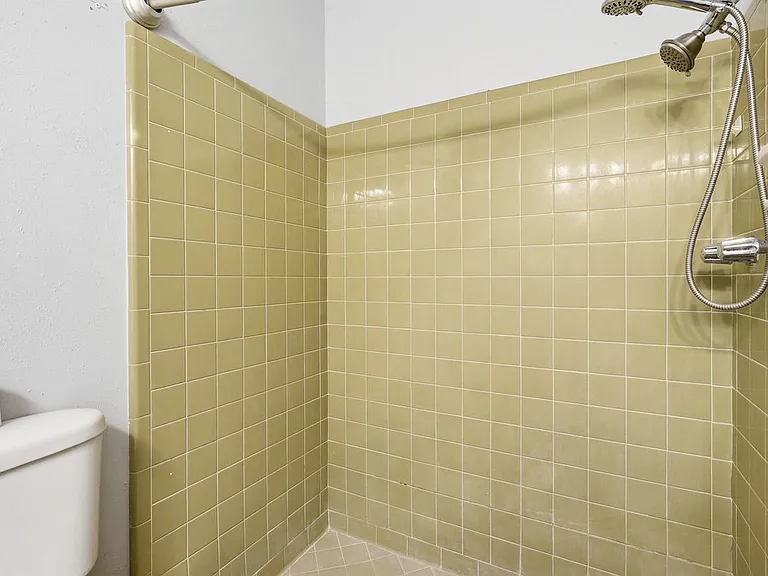 4049 Rooney Dr — Photo 24