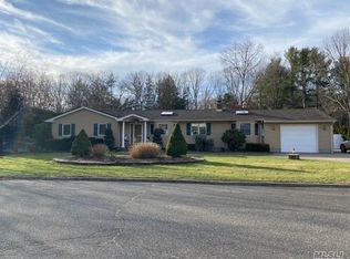 14 Stuyvesant Cir W, East Setauket, NY 11733