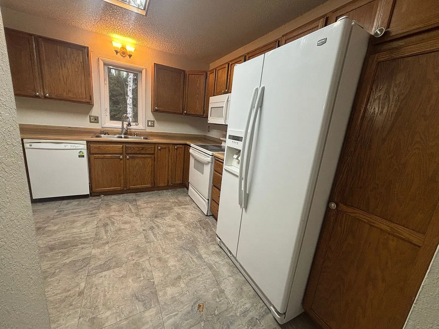 4 bedroom home in North Pole / No pets/ 2 car garage / Washer/Dryer in unit — Photo 3