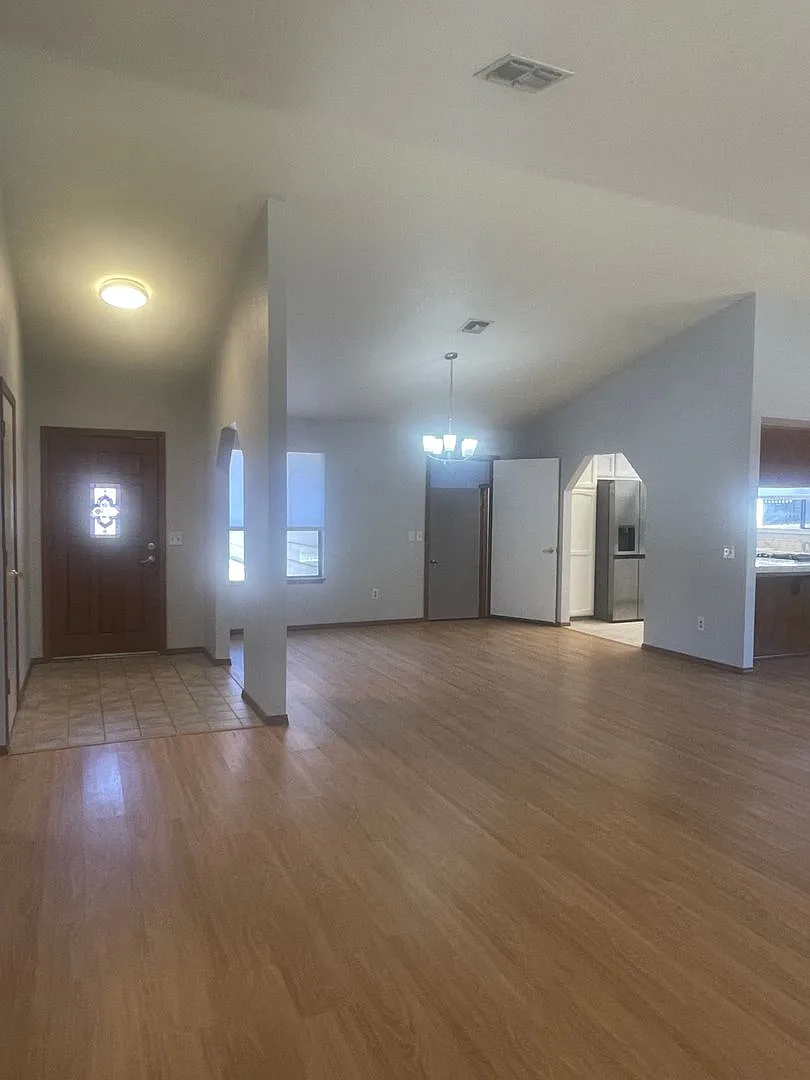 Spacious 3 Bed 2 Bath With Bonus Room / Den In The Country Oaks Subdivision — Photo 3