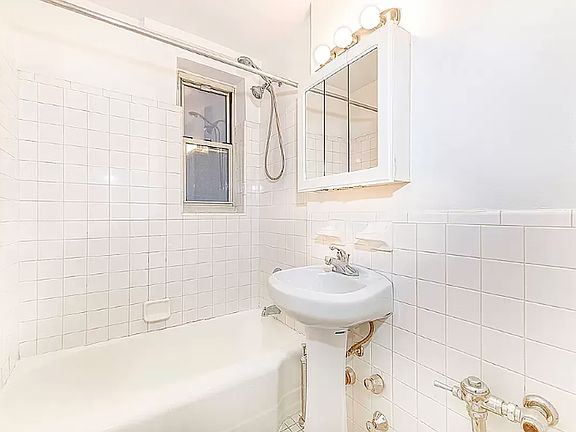 5th image of 200 E 17th St APT 4A