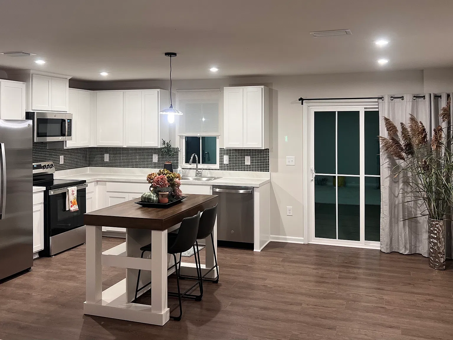 3 bed, 1442 sqft, $2,200 — Photo 2