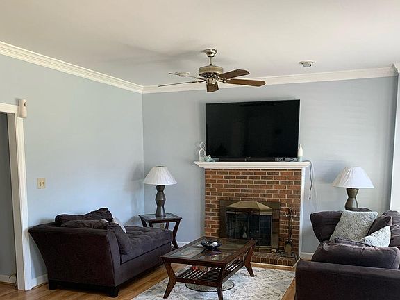 3rd image of 8 Maidenhair Ct