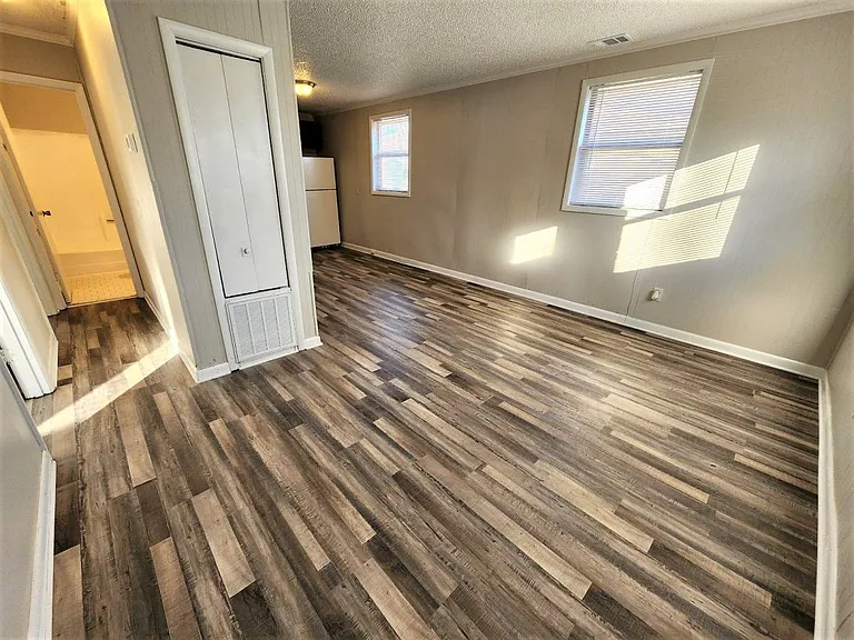 1409 Douglas Ave — Photo 5