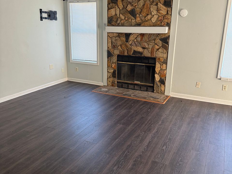 1st image of 979 Stewarts Creek Dr APT 7