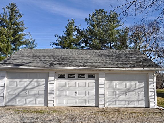 Nice, 3-Bay Garage