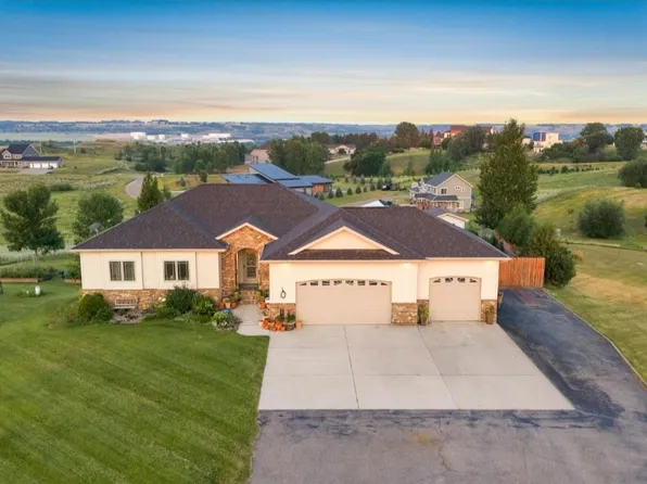 3601 NW Harmony Ct, Minot, ND 58703