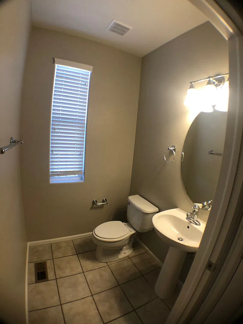 Townhome in gated complex — Photo 3