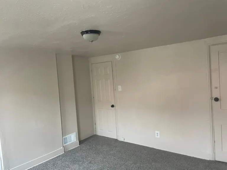 122 W Elm St — Photo 7