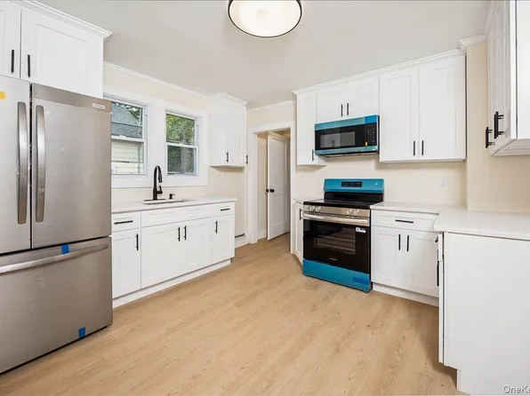 9 Greenbush Dr, Poughkeepsie, NY 12601