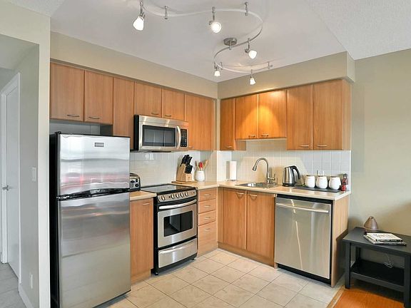 5th image of 36 Lee Centre Dr #3205