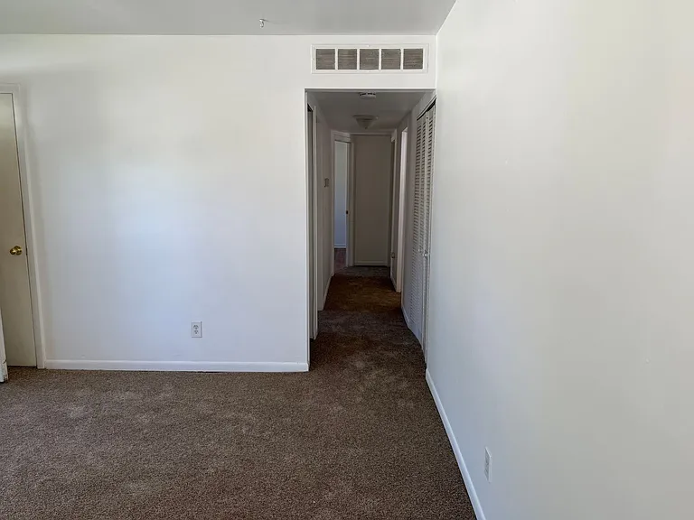 6038 S Ivanhoe Ave — Photo 3