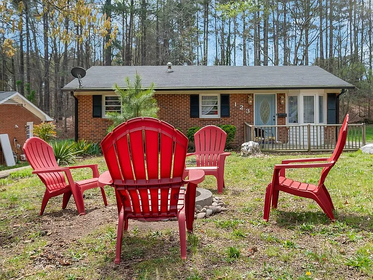 Adorable cottage that backs to one of Durhams best parks and trails!