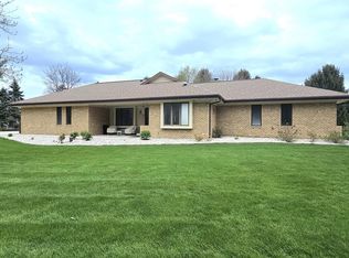 W292N6880 Dorn ROAD, Hartland, WI 53029