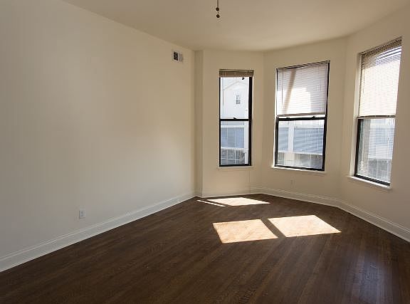 5th image of 908 W Montrose Ave Unit 4