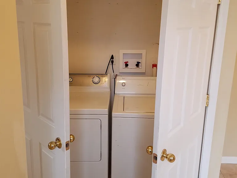420 Ash St — Photo 3