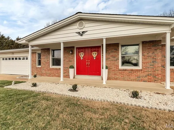 9525 Caravan Dr, Saint Louis, MO 63126
