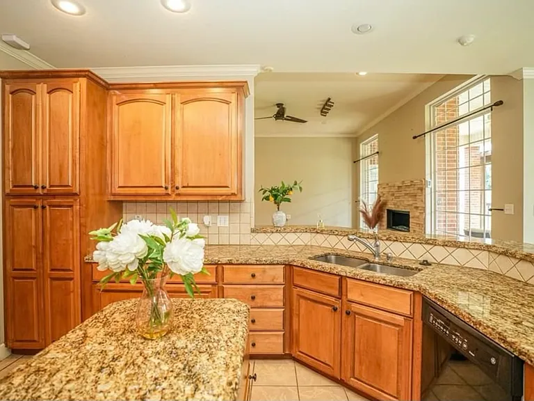 7001 Shadow Brooke St — Photo 10