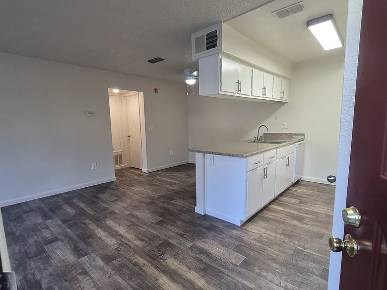Foxworth Apartments — Photo 31