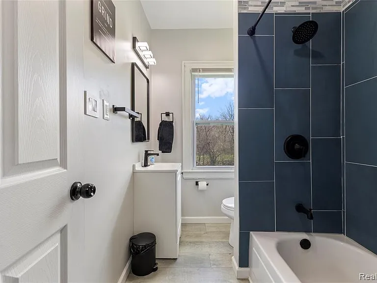512 Westminster St — Photo 15