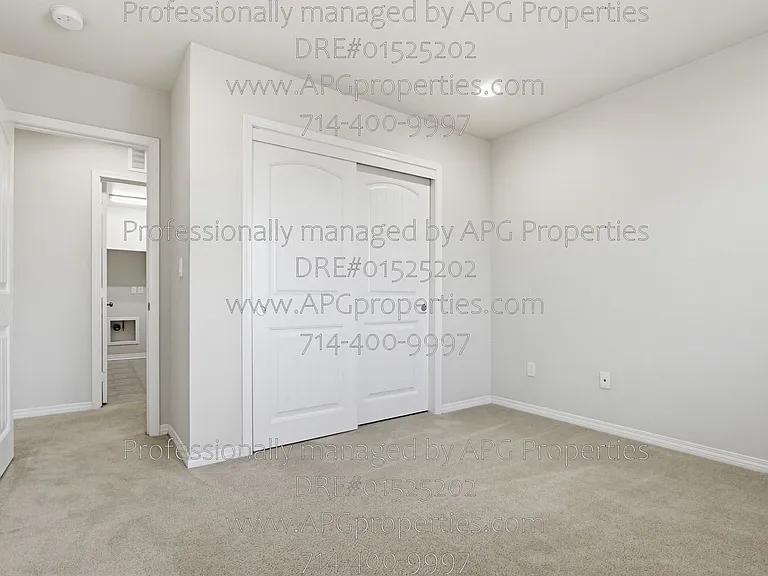 139 Thompson Ave — Photo 37