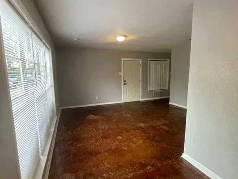 307 Canada St — Photo 4