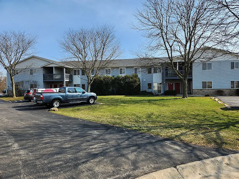 2 bed, 1.5 bath, 1050 sqft — Photo 2