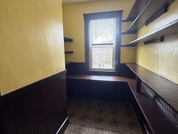 4th image of 162 Marshall St Floor 2